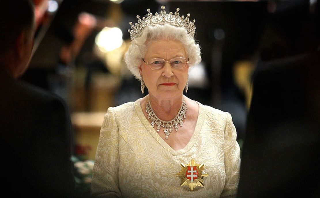 Oficialmente, la reina Isabel II es la jefa de Estado en 15 naciones en lo que se conoce como la Mancomunidad, incluyendo a Australia, Canadá y Nueva Zelandia. La soberana aparece aquí en una imagen de archivo en Bratislava, Eslovaquia, el 23 de octubre de 2008.