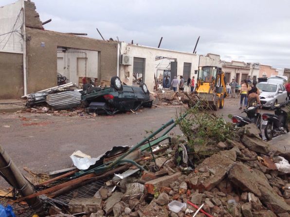 "Hay devastación, destrucción y dolor en Dolores", relató Dario Klein, reportero de CNN.