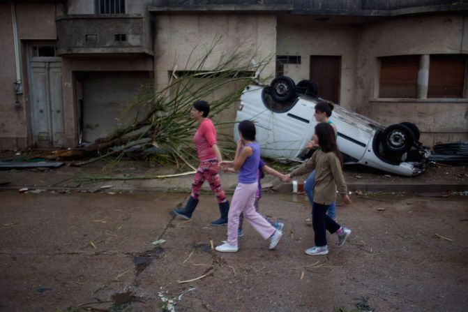 Varios coches fueron lanzados a cientos de metros por un tornado en Dolores, Uruguay.