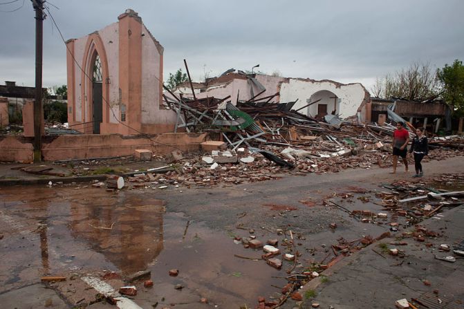 Solo parte de la fachada de la iglesia de Dolores quedó en pie después del golpe de un potente tornado.