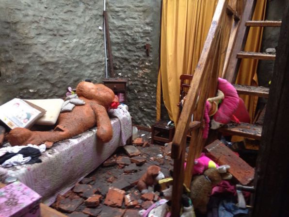 Lo que parece era una habitación infantil en Dolores, Uruguay, ciudad afectada por un fuerte tornado.