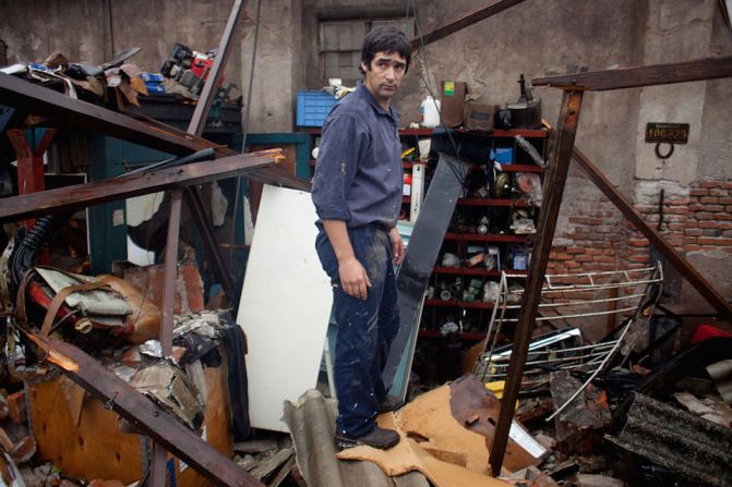 Confundido, un habitante de Dolores, Uruguay, revisa lo que quedó de una vivienda tras el impacto de un tornado.