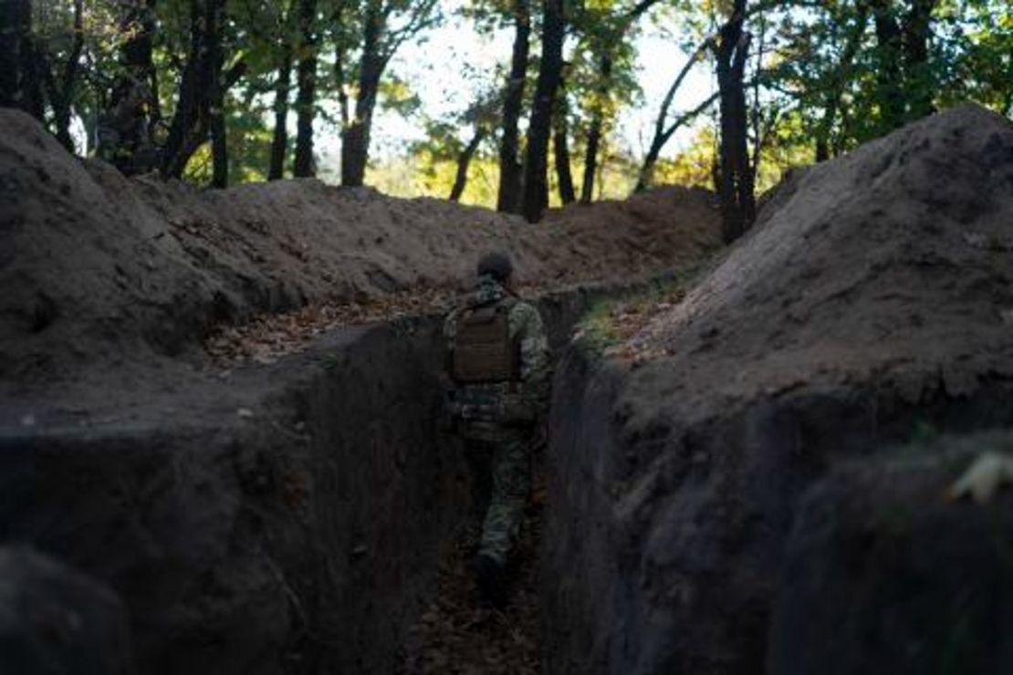 Un militar ucraniano revisa trincheras excavadas por soldados rusos en un área recuperada en la región de Jersón el 12 de octubre.