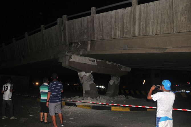 Un puente se vino abajo por el terremoto en Guayaquil. Hay estado de excepción en Ecuador tras el violento sismo.