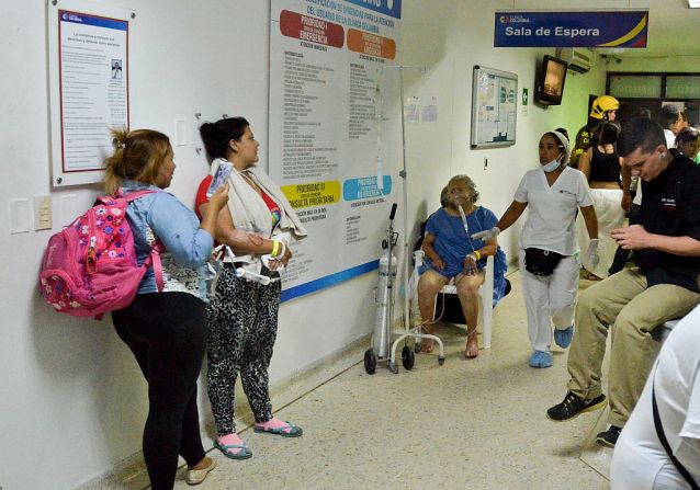 El terremoto sacudió una vasta zona de Ecuador y Colombia. Pacientes de la sala de emergencias de una clínica de Cali fueron evacuados por precaución.