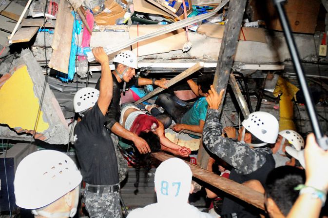 Rescatistas sacan a varios supervivientes de entre los escombros de un inmueble destruido por el terremoto de 7,8 grados que causó graves daños en Ecuador.