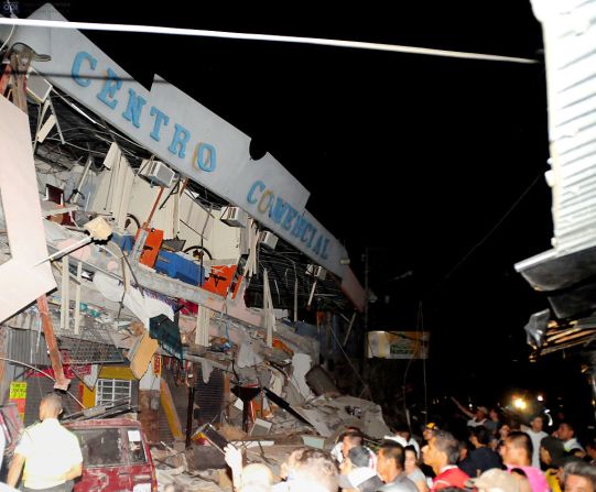 Operaciones de rescate en Manta, Ecuador, tras el violento terremoto.