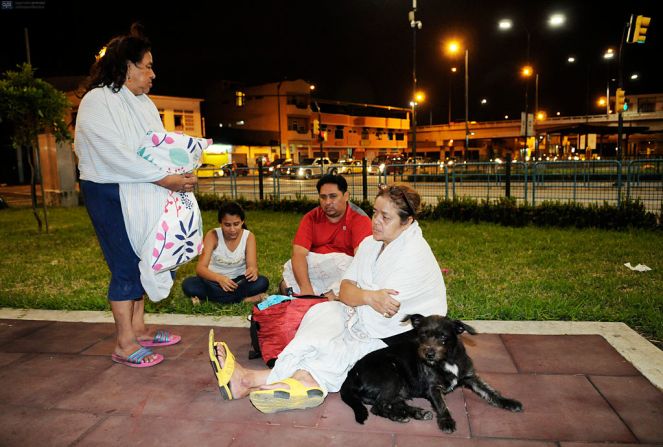 Un parque de Guayaquil se convirtió en un dormitorio para personas que tuvieron que dejar sus viviendas tras el potente terremoto que sacudió Ecuador.