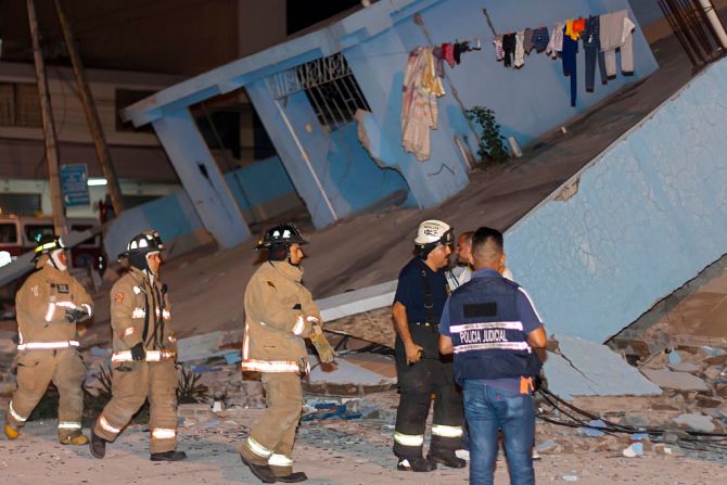 El gobierno declaró el estado de emergencia por el terremoto de 7,8 registrado en Ecuador.