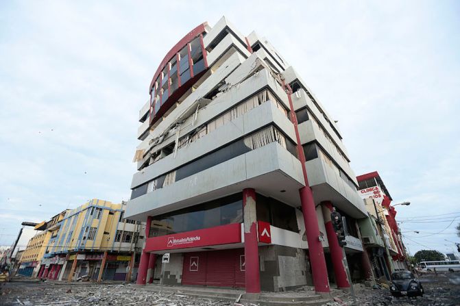 Un edificio severamente dañado por el terremoto de 7,8 en Portoviejo, Ecuador, una de las ciudades más afetadas.