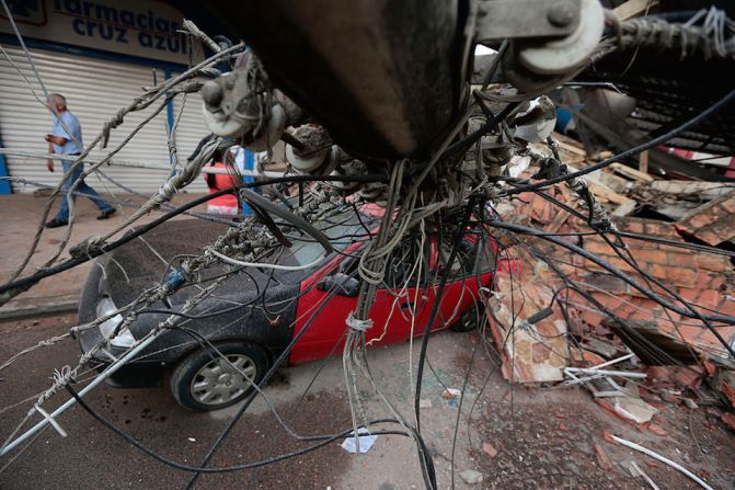 Un coche aplastado por un los escombros, en Portoviejo, tras el terremoto que sacudió a Ecuador.