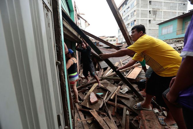 Hacen falta manos para remover escombros en Portoviejo, una ciudad severamente afectada por el terremoto de 7,8, en Ecuador.
