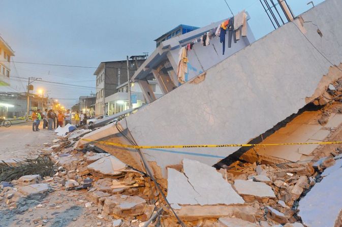 Una muestra de los daños en Guayaquil tras el azote de un terremoto de 7,8, que tiene a Ecuador en estado de emergencia.