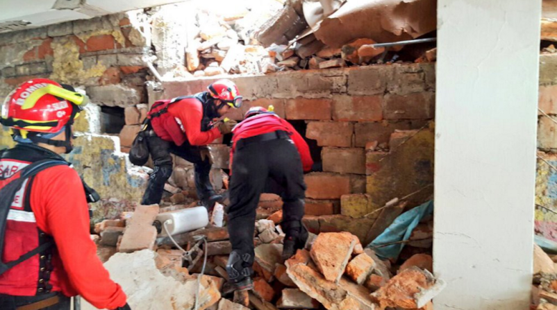 Junto a los bomberos, policía y ejército también se suma a las labores de búsqueda y rescate.