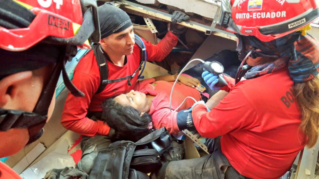 Los Bomberos de Ecuador rescataron a la primera sobreviviente del terremoto en el sector de Tarqui, Manta.