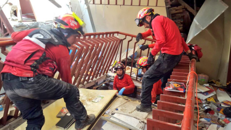 80 funcionarios del cuerpo de Bomberos de Quito apoyan las labores de búsqueda y rescate de sobrevivientes en Manta y Pedernales.