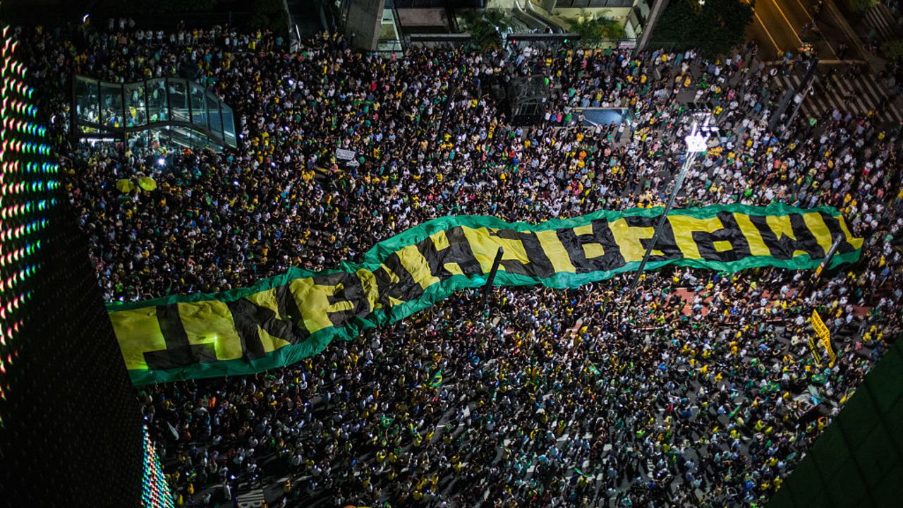 CNNE 278298 - protests erupt in brazil after audio tape of lula and dilma rousseff is released