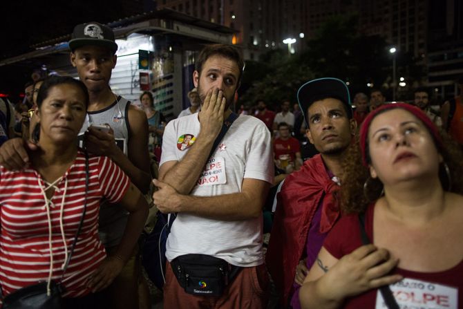 Opositores al juicio político contra Dilma Rousseff ven la votación en Sao Paulo.