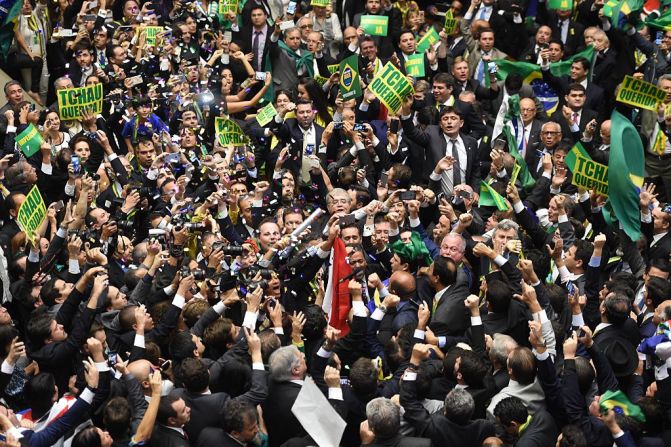 Manifestantes a favor del juicio político contra Dilma Rousseff celebran en las calles de Sao Paulo la decisión del domingo.