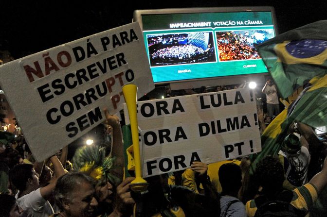 Críticos a Rousseff siguen la votación en pantallas grandes en Río de Janeiro "Fuera Lula, Fuera Dilma, Fuera PT" dicen los carteles.