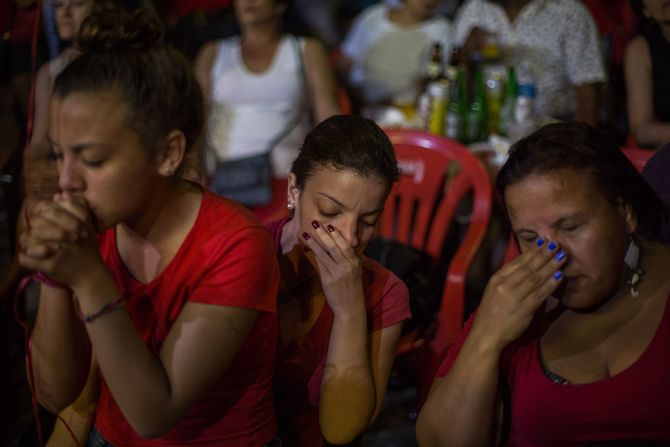 Seguidores de Dilma Rousseff lamentan que se le haya dado luz verde al proceso de juicio político.