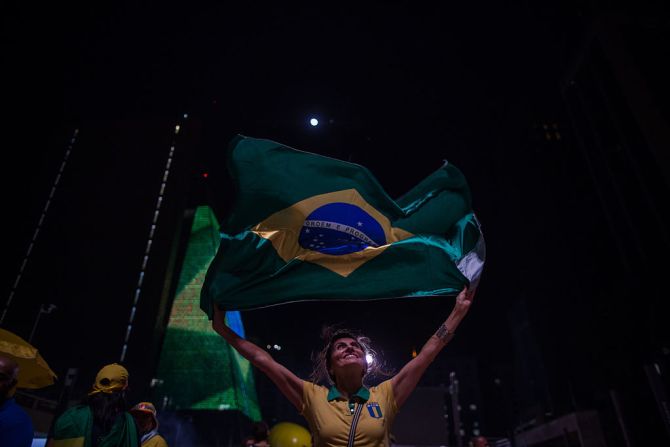 Manifestantes a favor del juicio político contra Dilma Rousseff celebran en las calles de Sao Paulo la decisión del domingo.