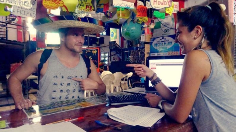 Las camisetas Iconspeak están decoradas con símbolos para ayudar a los viajeros a comunicarse cuando no saben el idioma local.