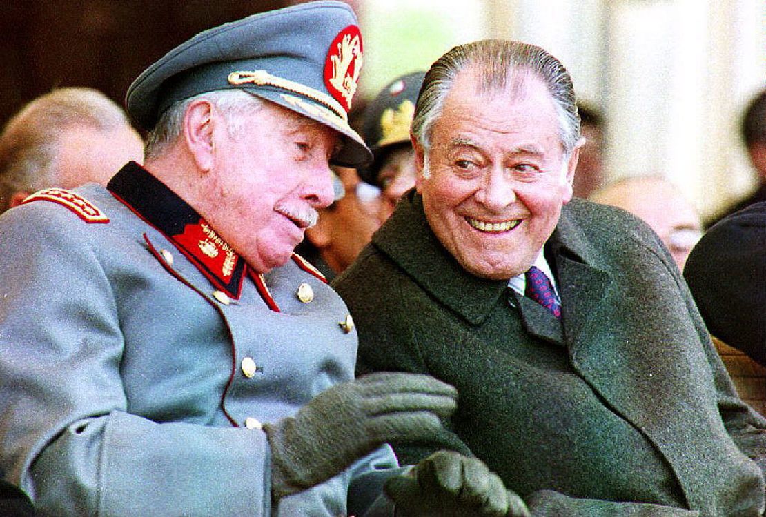 Augusto Pinochet (i) y Patricio Aylwin (d).