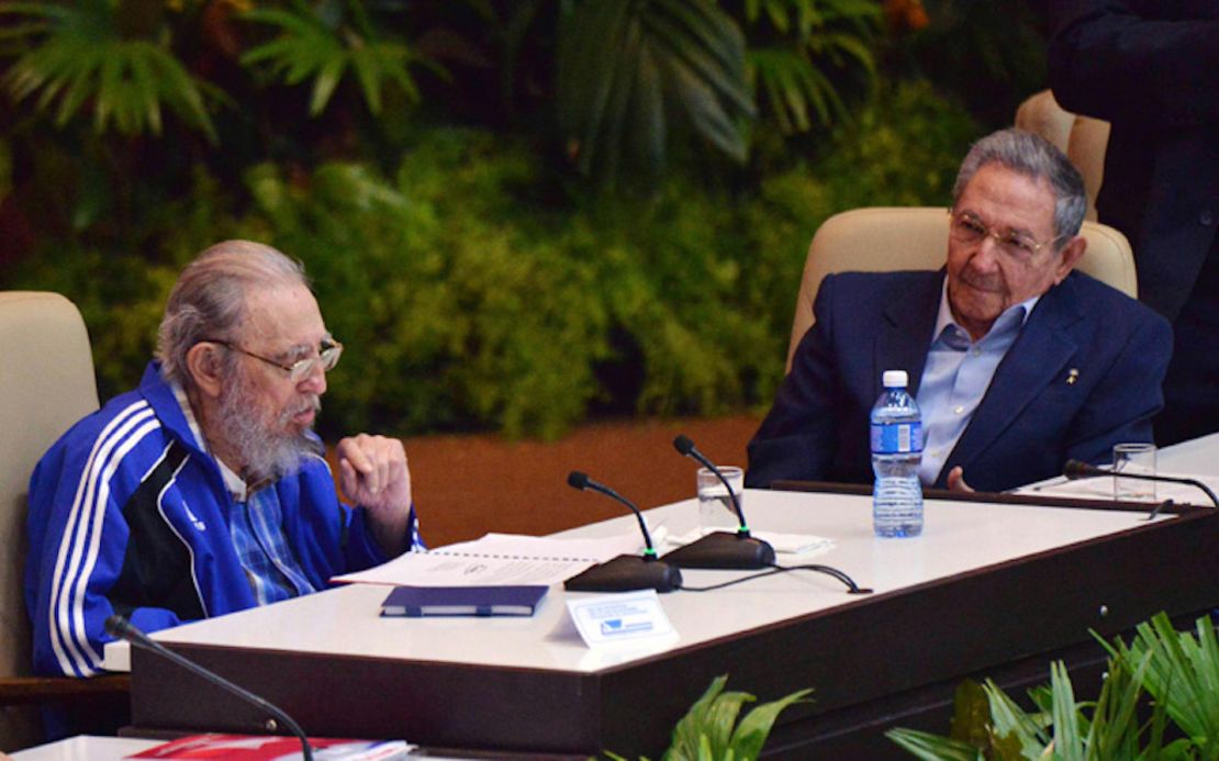 Fidel y Raúl Castro durante la clausura del séptimo congreso del Partido Comunista.