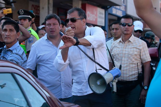 Rafael Correa visita las zonas afectadas. En la foto, en Montecristi, el 19 de abril.