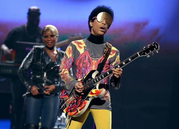 Prince durante una presentación de 2012 en el festival iHeartRadio Music Festival en Las Vegas.