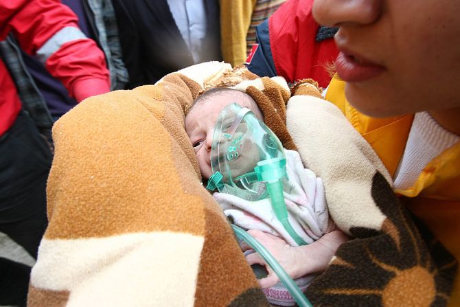 Azra Karaduman, una bebé de dos semanas, sobrevivió 48 horas enterrada después de terremoto de octubre de 2011 en Turquía.