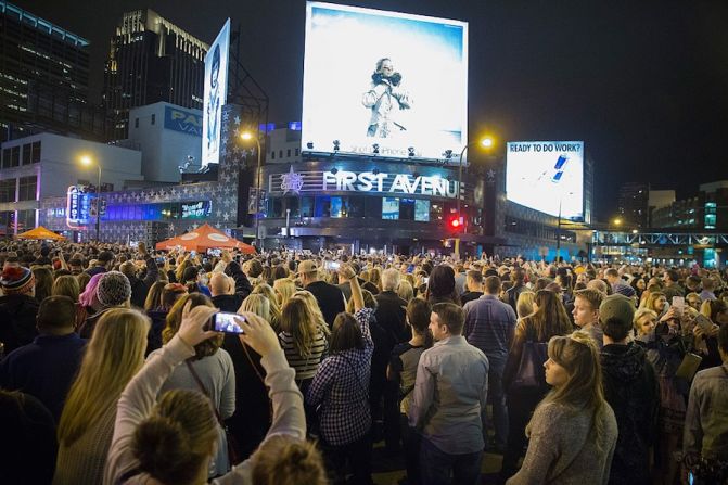 Fans de Prince se reunieron frente al club First Avenue en Minneapolis en un homenaje en en la calle para la estrella de la música fallecida el jueves (Scott Olson/Getty Images).