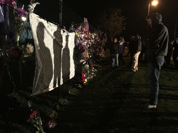 Otros fans se reunieron frente a Paisly Park, hogar y estudio de grabación del artista (CNN).