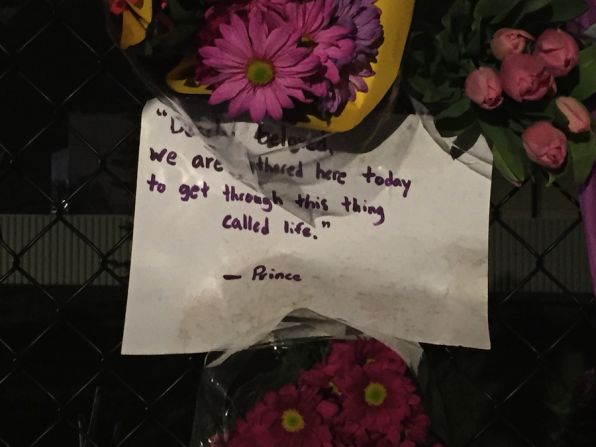 Algunos fans dejaron flores y mensajes de cariño en homenaje a Prince (CNN).