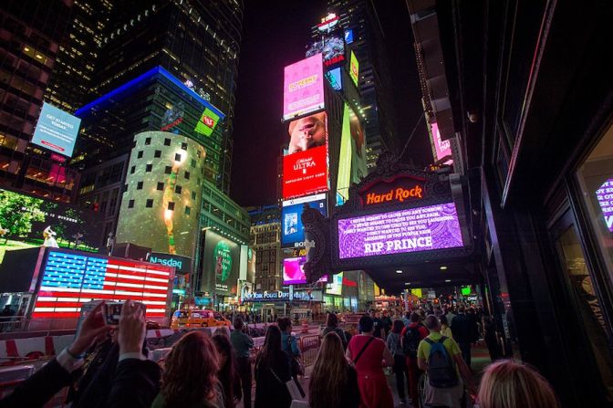 El Hard Rock Cafe en Times Square, Nueva York, también se sumó a los homenajes (Roy Rochlin/Getty Images).