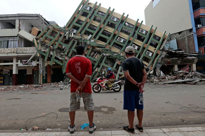 Dos hombres miran un edificio destruido en Portoviejo, Ecuador, el 21 de abril.