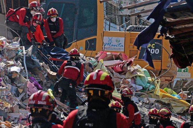 Un mes después del mortal terremoto, las autoridades de Manta encontraron durante la remoción de escombros el cuerpo de una mujer que murió por el sismo, con lo que las víctimas mortales en esa ciudad aumentó a 211, según Comité de Operaciones de Emergencia local.