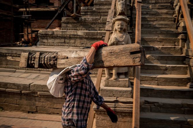 Los habitantes de Nepal siguen adelantando trabajos de reconstrucción un año después de la tragedia. Ellos piden ayuda pues, según dicen, el gobierno no les ha brindado la ayuda necesaria para seguir adelante.