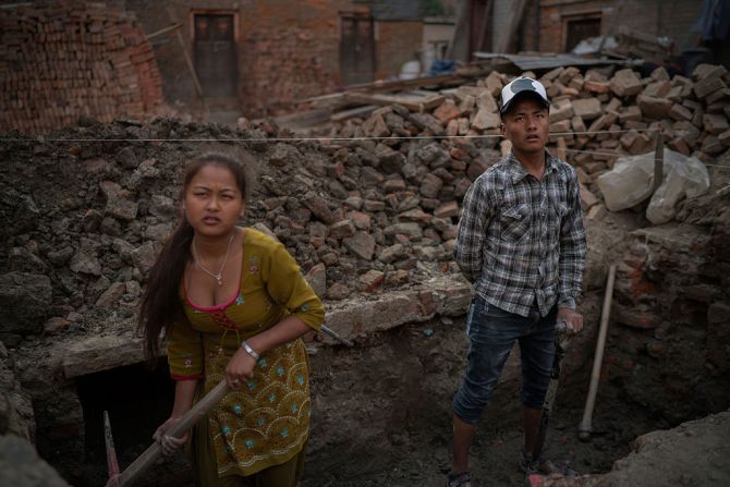 Binita Gosai,de 16 años, y Bibek Gosai, de 20 años, perdieron a sus padres durante el terremoto del 24 de abril. Aunque han vivido durante todo este tiempo con sus abuelos, los jóvenes se preparan para construir su nueva casa.