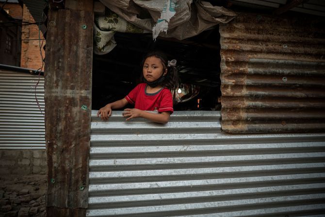 Según Oxfam, 26.000 personas permanecen desplazadas en campamentos viviendo debajo de lonas de plástico o láminas de metal corrugado.