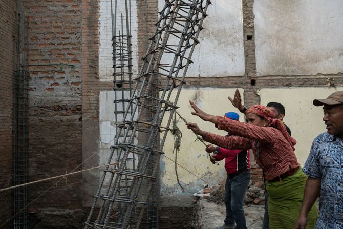 Los residentes de Nepal dicen que a pesar de que el gobierno les prometió ayudas económicas para su recuperación, éstas aún no llegan.