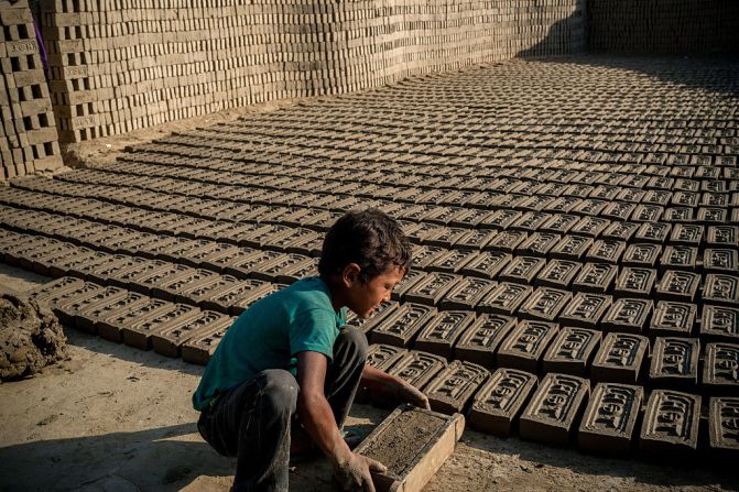 Tamang, de 10 años, trabaja en una fábrica de ladrillos en Katmandú, Nepal. Él y su familia viven refugiados en un albergue temporal luego de que su casa quedara destruída por el terremoto.