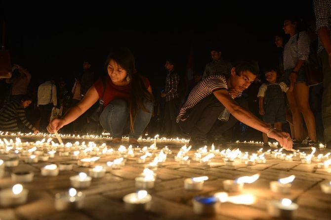 Los sobrevivientes del terremoto prendieron velas en una vigilia para conmemorar el primer aniversario del devastador sismo.