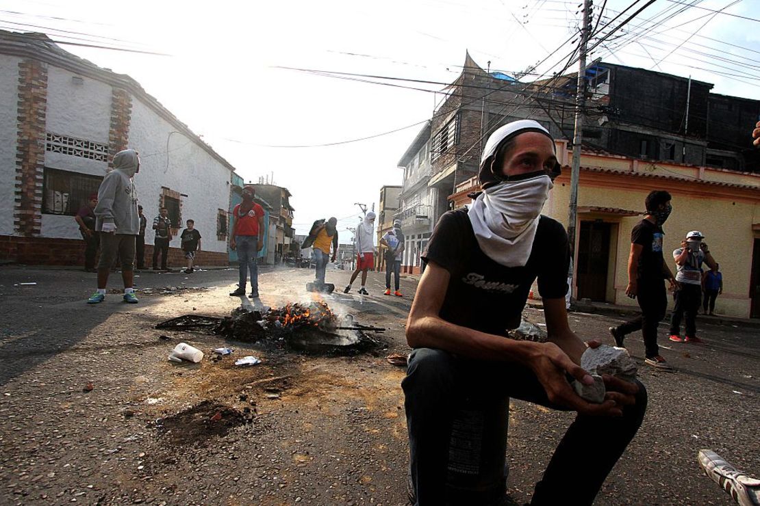 Un grupo de estudiantes adelantan una protesta contra el gobierno de Venezuela. La capital, Caracas, es considerada como la más violenta del mundo, según un informe de un centro de estudios mexicano llamado Seguridad, Justicia y Paz.