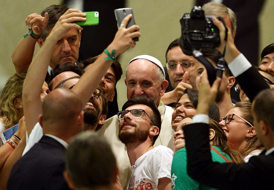 El papa Francisco se toma una selfie con un grupo de jóvenes en el Vaticano el 7 de agosto de 2015.