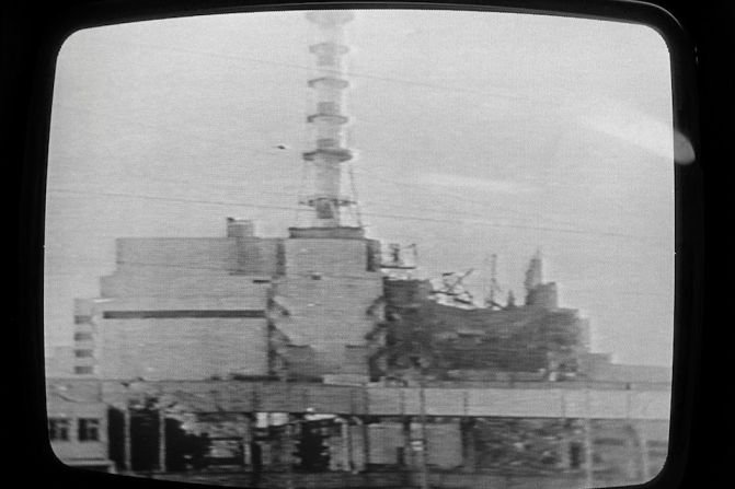 El 26 de abril de 1986 se produjo la explosión en el reactor 4 de la planta nuclear de Chernobyl el peor accidente nuclear de la historia. Días después, la televisión soviética emitía esta imagen, en la que se puede ver mitad de la planta destruida (AFP/Getty Images).