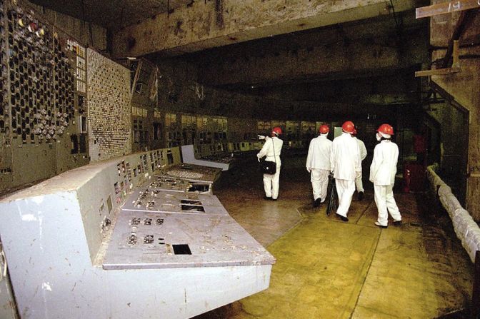 El 14 de abril de 1998 trabajadores accedieron a la planta. En la imagen se ve cómo quedó la sala de control (GENIA SAVILOV/AFP/Getty Images).