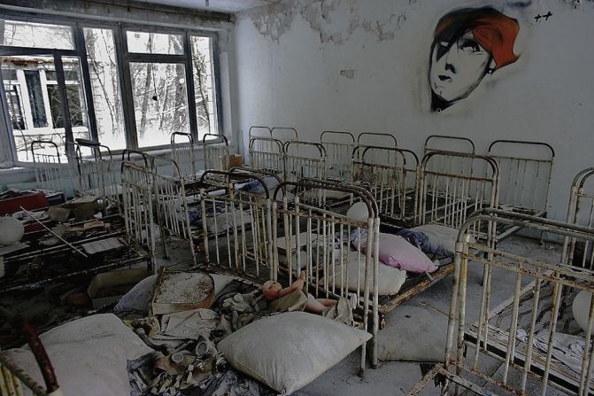 El gobierno de Ucrania evacuó a unas 135.000 personas del área. En la imagen, las camas abandonadas de un centro de preescolar en Pripyat (Daniel Berehulak/Getty Images).