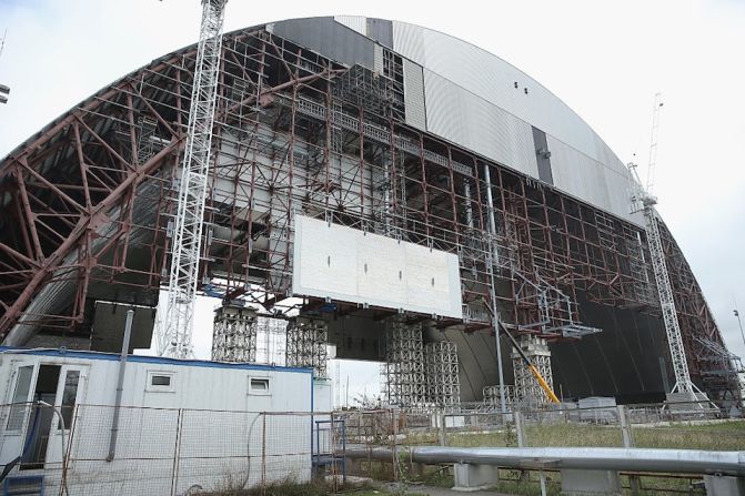 La construcción de una nueva estructura de confinamiento (Sean Gallup/Getty Images).